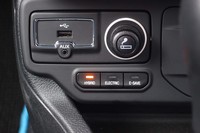 走行モードは、エンジンとモーターを自動で使い分ける「HYBRID」と、電力のみの“EVモード”で走る「ELECTRIC」、エンジンを回して充電しながら走行する「E-SAVE」の3種類。写真はセンターコンソールの切り替えスイッチ。