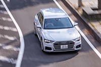 サスペンションは前後ともダブルウイッシュボーン式を採用。オプションの「ドライビングパッケージ」に含まれる後輪ステアの「ダイナミックオールステアリングホイール」によって、最小回転半径は標準の5.7mから5.2mへと大幅に小回りが利くようになる。