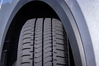 「ニューノ」のトレッドパターン。リブの端を丸めたマルチラウンドブロックを採用し、ウエットグリップを向上させている。