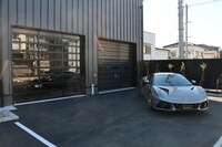 施設内にはガレージスペースやピットも設けられている。