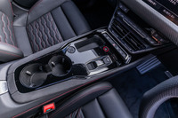 エアコンの操作は、独立したスイッチで行える。シフトセレクターは、コンパクトな前後スライド式。その前方にパーキングブレーキのスイッチが配置されている。