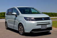 新型「フリード エアー」のボディーサイズは全長×全幅×全高＝4310×1695×1755mm、ホイールベース＝2740mm。前後フェンダーにクラッディングが追加される「クロスター」は全幅が25mm広がり、1720mmとなる。