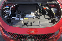 1.2リッター直3ターボの「ピュアテック」ガソリンエンジンは最高出力130PS/5500rpm、最大トルク230N・m/1750rpmを発生。8段ATが組み合わされる。旧グループPSAが開発したこのエンジンは、ダウンサイジングターボの傑作である。