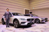 最新モデルの「ボルボV60」（右）および「V60クロスカントリー」（左）と木村社長。