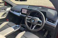 「X2」のコックピット。基本デザインは「X1」や「2シリーズ アクティブツアラー」と共通で、メーターパネルとコントロールディスプレイを一体化させた「BMWカーブドディスプレイ」が目を引く。