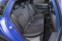 後席の下には駆動用リチウムイオンバッテリーを中心とした電動モジュール「インテリジェントパワーユニット」を搭載するが、それを感じさせない広さがある。