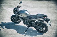 車体色はモノトーンの「オールトグレーメタリックNo.3」のみ。レバーやフットステップ、ペダルなど、各所がブラックでコーディネートされている。