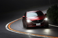 フロントグリルのデザインを見直し、フロントマスクはより立体的な造形となった。ヘッドライト形状も変更され、より薄くワイドな形状に変化している。今回の変更で全車LEDヘッドライトを採用。フォグライトに相当する照射範囲もカバーしているという。