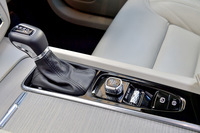 シフトノブの後方には、エンジンのオン／オフスイッチや、ドライブモードの切り替えコントローラーが配置されている。