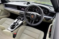 コックピット周辺部は、往年の「911」が持っていたイメージを残しつつ、現代的にデザインされている。