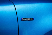 フェンダーパネルに貼られた「HYBRID」のエンブレム。中央部分がメッキのものがマイルドハイブリッド車、黒のものがフルハイブリッド車である。