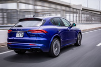 「グレカーレ モデナ」の動力性能は、0-100km/h加速が5.3秒、最高速が240km/h。この加速タイムは、最高出力264PSの2リッター直4ターボエンジンを搭載する「ポルシェ・マカンT」よりも0.9秒速いものとなる。