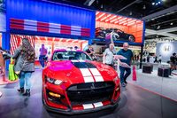 会場をいくら歩いても、話題の“電気で走るマスタング”の姿が見当たらない。写真は「シェルビーGT500」。ガソリンで走る「マスタング」のハイパフォーマンスモデルだ。