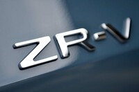 北米では新型「HR-V」として販売される。HR-Vは先代モデルでは「ヴェゼル」の国外向けという位置づけだったが、車格が少し上がったことになる。