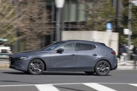 「アドバンdB V552」は、低回転域から広い範囲で得られる「マツダ3ファストバックXD」の豊かなトルクを、確実に路面に伝えてくれる。