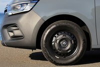 足もとの仕様は、黒のスチールホイールにシルバーのフルホイールキャップの組み合わせがスタンダード。試乗車が装備していた黒いセンターキャップは、純正アクセサリーとして用意されている。