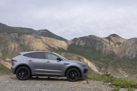 「ジャガーE-PACE R-DYNAMIC HSE PHEV P300e」のボディーサイズは全長×全幅×全高＝4410×1900×1650mm、ホイールベースは2680mm。車重は2070kgと発表されている。