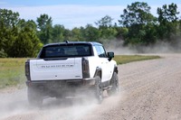 3基のモーターが生み出す推進力は圧巻のひとこと。「ハマーEV」は、4.3tという車重にもかかわらず、静止状態から100km/hまで3.5秒で加速できるのだ。