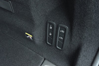 エアサスペンションを装着する試乗車には、荷物の積み下ろしに際してリアの車高を下げられる機能が備わる。写真は、荷室の右側面に配された操作スイッチ。