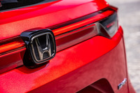 ブラックが標準仕様となるガーニッシュを、ボディー同色にカスタマイズできるリアコンビガーニッシュは、2枚セットで1万9800円。写真の「プレミアムクリスタルレッド・メタリック」のほか、ボディーカラーに合わせた全7色がラインナップしている。