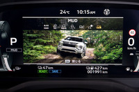 豊富に用意されるオフロード向けの走行モードに加え、悪条件下でのドライブアシスト機能として、下り坂で自動で低速走行する「ヒルディセントコントロール」も搭載されている。