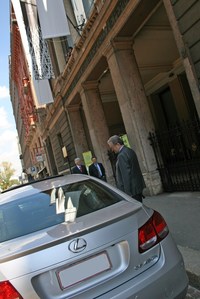 2008年、ミラノで開催されたレクサスのイベント会場で。ベルギーナンバーの「GS450h」をしげしげと観察する人が。