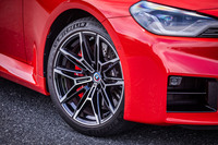 今回の試乗車は、オプションカラーのブラックとシルバーに塗られた「Mライトアロイホイール ダブルスポークスタイリング930M」アルミホイールに「ミシュラン・パイロットスポーツ4 S」タイヤを装着。そのタイヤサイズは現行型「M3／M4」と同じフロントが275/35R19、リアが285/30R20という大きなもの。