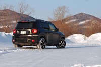 最低地上高は、「リミテッド4xe」で170mm。「トレイルホーク4xe」（写真）はさらに40mm高い210mmに設定されている。