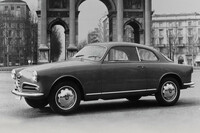 同じベルトーネの、フランコ・スカリオーネが手がけた「ジュリエッタ スプリント」（1954-1965年）。当時はこのように、ヘッドランプの丸い縁がそのままフロントカウルやボディーのショルダー部へと続いていくデザインが主流だった。