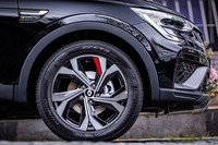 「アルカナR.S.ラインE-TECHハイブリッド」に標準で装備される18インチの「シルバーストーン」ホイール。試乗車は、215/55R18サイズの「クムホ・エクスタHS51」タイヤを組み合わせていた。