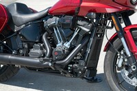 “ハイアウトプット”仕様の「ミルウォーキーエイト117」は、ヘビーブリーザーインテークと新設計のエキゾースト、およびハイカムの採用によって高出力を実現。最高出力114HP、最大トルク173N・mというアウトプットを誇る。