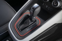 トランスミッションは「7EDC」と呼ばれる7段DCT。ステアリングホイールにはシフトパドルも備わっている。前輪駆動モデルのみをラインナップ。