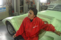 輸入車のボディーレストア専門店、ラン・アンド・ランの関口英俊氏。（写真＝関口英俊）