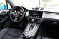 10.9インチのタッチスクリーンが目を引くインテリア。エアコンの吹き出し口を縦長から横長にといった、細かな改良も受けている。