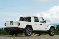 ボディーサイズは普段使いでは持て余すほどに巨大。特に5.6mという全長は、あの「キャデラック・エスカレード」より20cmも長い。