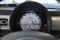 メーターは速度計とマルチインフォメーションディスプレイのみのシンプルな構成。中央に「LAPIN」ロゴとうさぎのアイコンが隠れている。