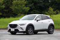 Aピラーの付け根を後方に寄せることで、ボンネットの長さを強調したエクステリア。「CX-3」は、堂々としたイメージと全長4275mmという取り回しのしやすいサイズを両立している。