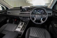 新型「アウトランダー」は三菱の新たな旗艦モデルでもあるため、内装のつくりは先代モデルよりもずっと上質になった。三菱自動車の役員車も順次これに置き換えられていくという。