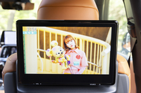 “エグゼクティブ”には後席用のエンターテインメントシステムを標準装備。その他のグレードでは28万4900円のオプション扱いとなっている。