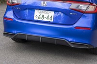 テールパイプレスのリアバンパーモールも「e：HEV」専用デザインだ。