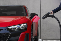 ポルシェ、アウディ、フォルクスワーゲンの3ブランドによる急速充電ネットワーク「プレミアム チャージング アライアンス」は、2025年2月中旬時点で371拠点を有し、385基の高出力急速充電器を設置している。