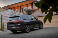 2021年6月に米本国で発表された「ジープ・グランドチェロキーL」。3列シートの7人乗り仕様となる。