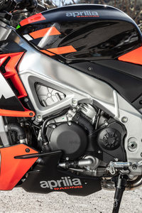 アプリリアから「トゥオーノV4ファクトリー」登場　スーパースポーツ由来の高性能モデルの画像