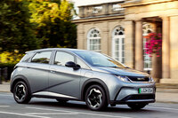 アジアの自動車メーカーでヨーロッパのデザイナーが活躍している例は、枚挙にいとまがない。今をときめく中国・BYDも、デザイン部門のボスは、アルファ・ロメオやアウディで活躍してきたドイツ人のヴォルフガング・エッガー氏だ。