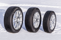 2021年7月15日に発表されたブリヂストンのスタッドレスタイヤ「ブリザックVRX3」は、「氷上性能の大幅向上やライフ性能、効き持ちの向上を実現した新次元のプレミアムブリザック」をコンセプトに開発。軽自動車からミニバンやスポーツモデルと、装着想定車種は幅広い。