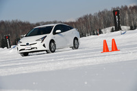 “特注タイヤ”を使ったコンパウンドとトレッドパターンの比較試走については、屋外コースでの8の字走行と、屋内氷盤試験場での氷上ブレーキテストの2つのプログラムが用意されていた。