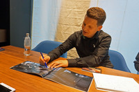 カタログ写真を使って、熱心に説明してくれるベルンハルト氏。