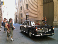 結婚式の送迎車として使われる「フラミニア クーペ」。シエナ旧市街で2012年ごろ撮影。