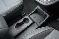 運転席まわりでは、センターコンソールのつくりも全面刷新。電動パーキングブレーキの採用によってブレーキレバーがなくなり、大幅に収納力が増した。（写真：向後一宏）