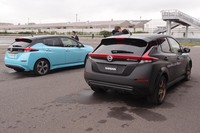 テストカー（写真右）のホイールハウスには、オーバーフェンダーが装着されていた。タイヤは、前：215/55R17、後ろ：235/50R17の「コンチネンタル・ウルトラコンタクトUC6」。前輪のタイヤサイズはノーマルの「リーフ」（写真左）と変わらない。